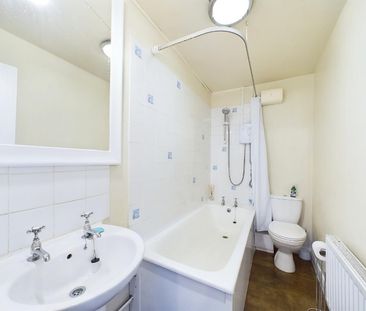 2 bedroom Flat To Let - Photo 5