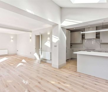 A newly refurbished three bedroom flat within an imposing Victorian... - Photo 3