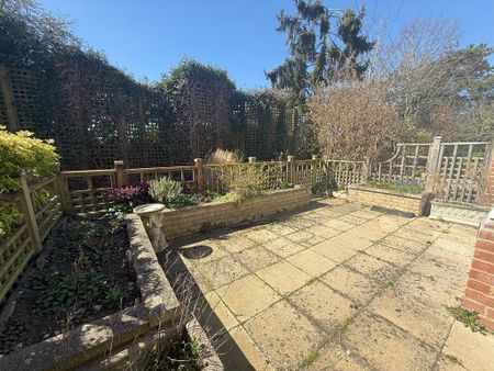 2 bedroom terraced house to rent - Photo 4
