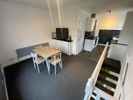 4 bedroom semi-detached bungalow to rent - Photo 2