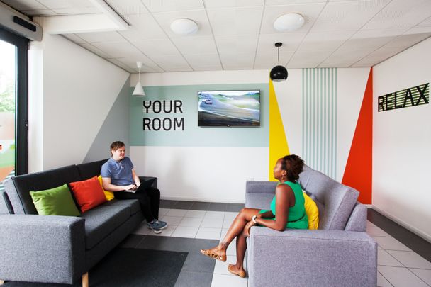 Large High Double Ensuite: Three Bed Flat - Photo 1