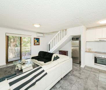 Unfurnished - Renovated 2-Bedroom Apartment in Prime Location - Photo 2