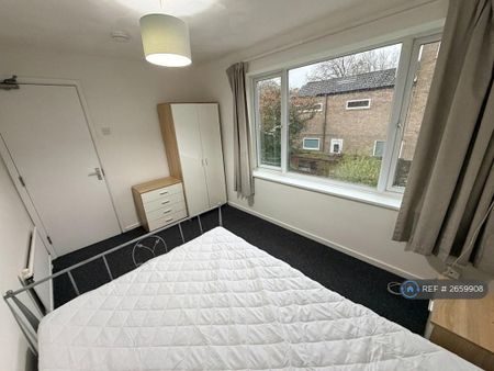 1 bedroom in a house share to rent - Photo 3