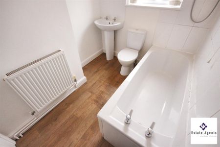 2 Bedroom House - End Terrace To Let - Photo 4