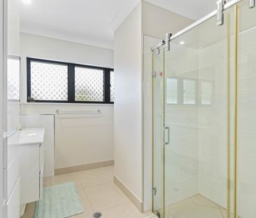 Executive family home with pool and modern comforts - Photo 4