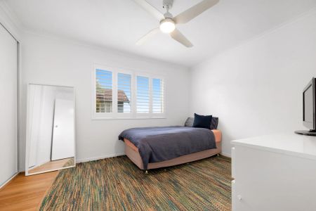 Spacious Coorparoo Apartment with Double Garage and Water Included! - Photo 3