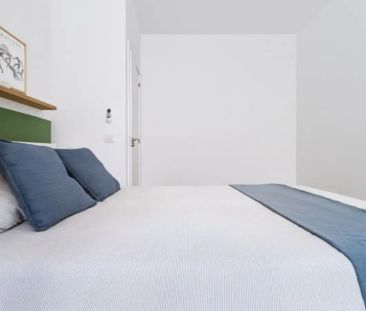 Room in a shared 10-bedroom apartment for rent in Sol. - Photo 5