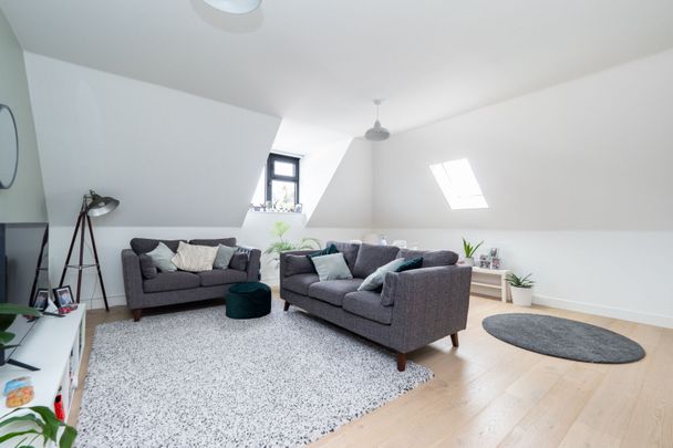 The Broadway, Cheam, SM3 - Photo 1