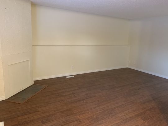 Amazing Find in Red Deer! 3 Bedrooms, 1 Bath!! - Photo 1
