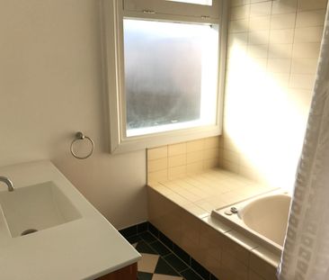 Charming Geelong West Living in a Prime Location - Photo 3