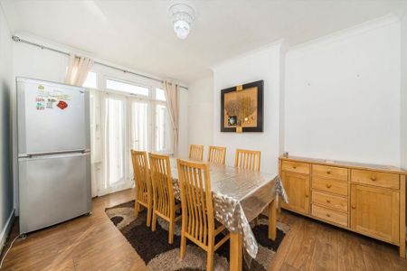 5 bedroom end of terrace house to rent - Photo 2