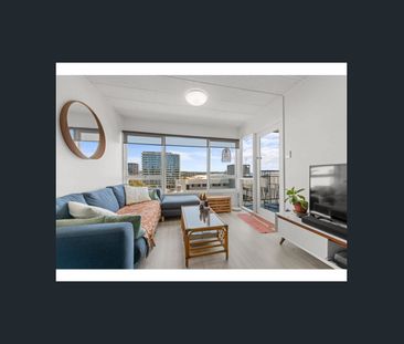 Stylish Coastal Apartment with Balcony & Furnished Comfort - Photo 4