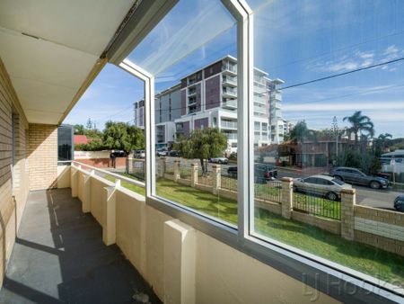 Renovated 2 Bedroom Apartment - Photo 5