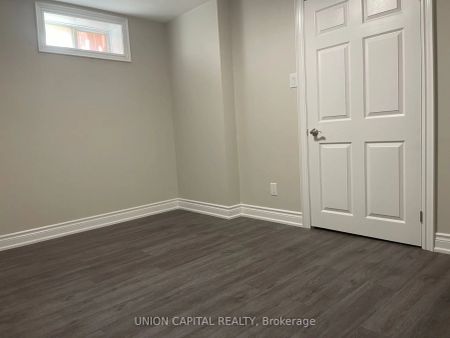 57 Belvedere Cres Crescent #Lower - Photo 2