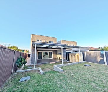 Spacious 6-Bedroom Family Home Now Available To Rent - Photo 3