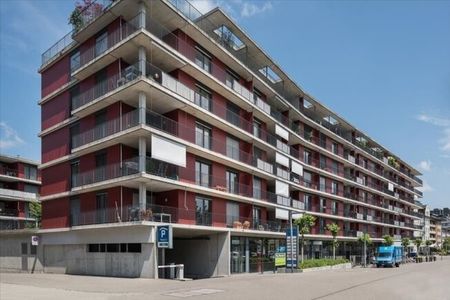 A lively village with a rail link - Photo 3