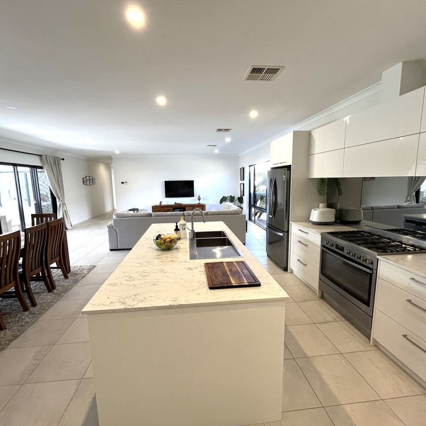 Lovely Modern Family Home - Photo 1