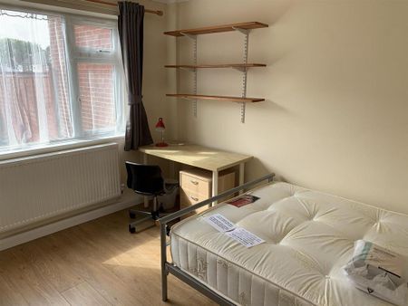 4 bedroom private hall to rent - Photo 4