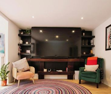 A magnificent two bedroom maisonette in a sought-after area. Offere... - Photo 2