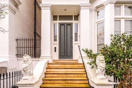 This is a charming three bedroom family house, with a large patio garden, situated in a popular part of Chelsea. It is near to the amenities of the Kings Road and the Fulham Road. - Photo 4