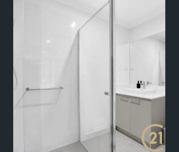 Modern Fully Upgraded Family Home – Prime Location & Ultimate Conve... - Photo 6