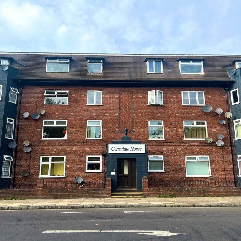 2 Bedroom Flat / Apartment - Canute Road, Southampton - Photo 1