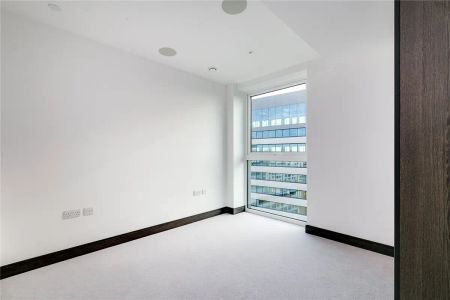 3 bedroom flat in 45 Beadon Road - Photo 2