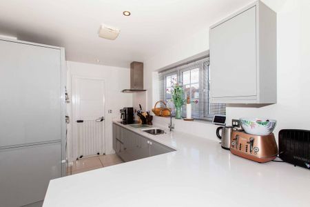 5 bedroom detached house to rent - Photo 4