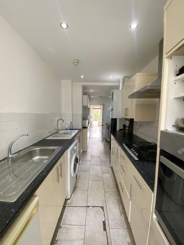 7 Bed Maisonette, Kitchener Road, E17 - Photo 3