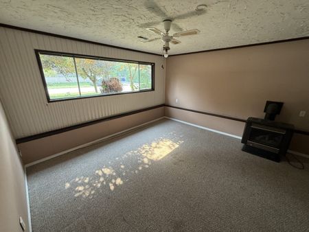 Spacious 4-Bedroom Home in Abbotsford - Photo 3