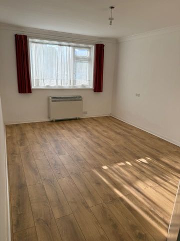 4 Bed Flat, Pinner View, HA1 - Photo 3