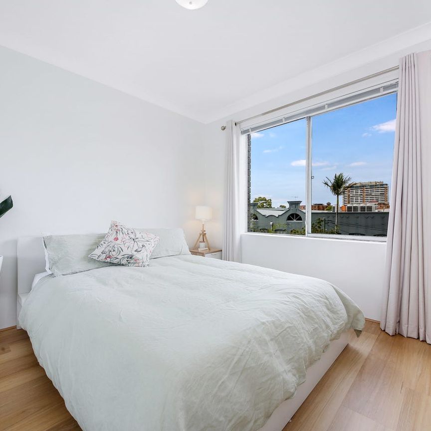 Top floor renovated apartment - Photo 1