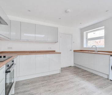 4 bedroom detached house to rent - Photo 2