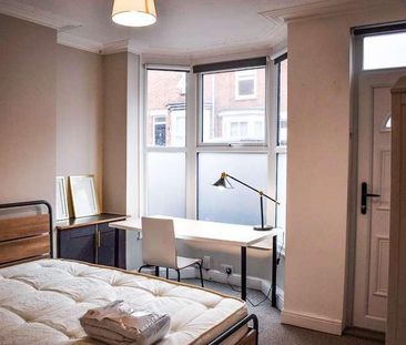 Beautiful Bedroom House, LN2 - Photo 4