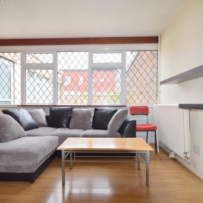4 bedroom terraced house to rent - Photo 1