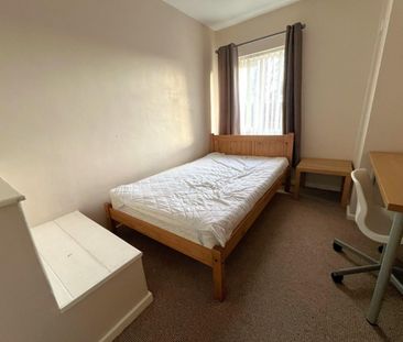 4 bedroom House To Let - Photo 2