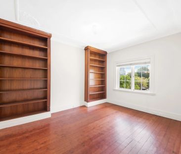 Spacious Character Home with Sweeping Harbour and City Views - Photo 1