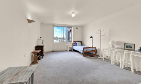 Partially furnished studio - water included - Photo 2