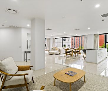 Luxury 3 Bedroom Living - Photo 4