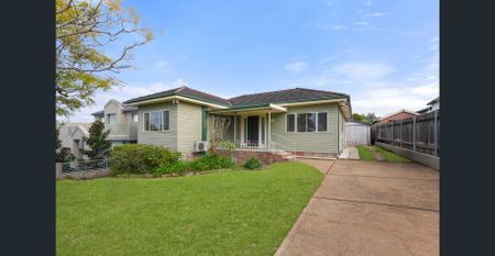 Air-Conditioned Four-Bedroom Family Home with Gas Cook-Top and Two Bathrooms! - Photo 4