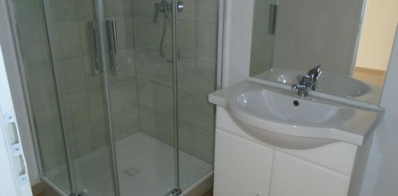 Studio de 32 m2 Place de l'hôtel de ville. Place et parking devant - Photo 2