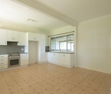 Perfectly positioned 3 bedroom home - Walk to Schools & Hospital - Photo 6