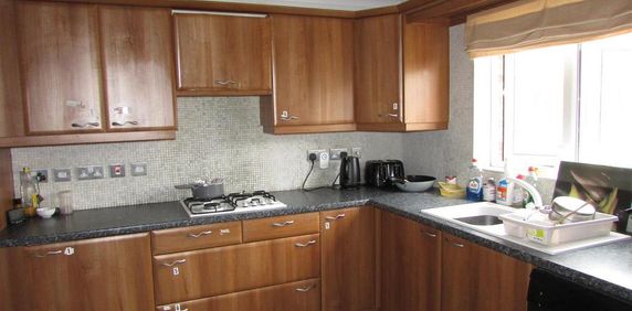 1 bedroom in a house share to rent - Photo 2