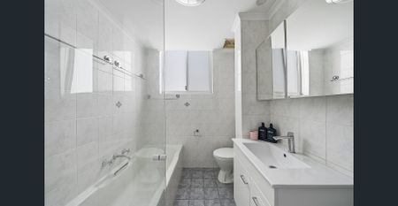 Renovated and bright two-bedroom apartment - Photo 5