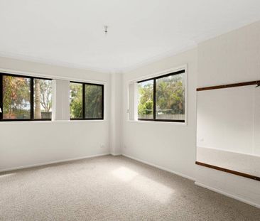 WALK TO THE BEACH - Flexible Family Living in the Heart of Old Bar - Photo 4