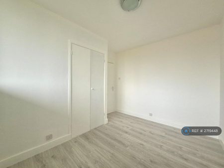 3 bedroom flat to rent - Photo 4