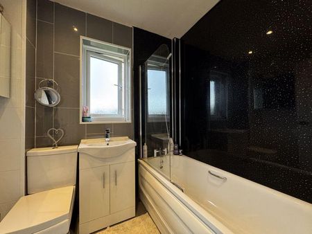 4 bedroom semi-detached house to rent - Photo 2