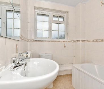 3 bedroom end of terrace house to rent - Photo 2