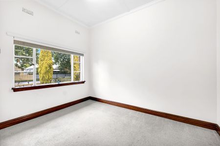 1 Valley Parade, Glen Iris VIC 3146 - House For Rent | Domain - Photo 3