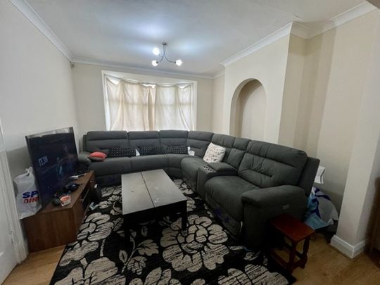 4 bed semi-detached house to rent in Ruislip Road East, Greater London, W13 - Photo 1